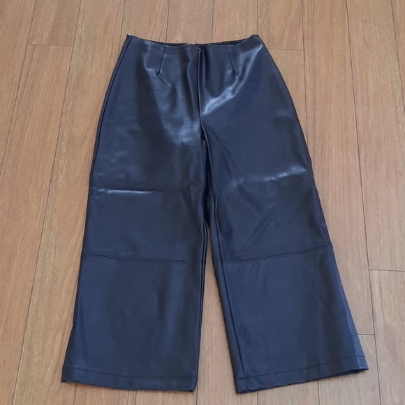 🔥🔥🔥SALE🔥🔥🔥Guess 3/4 Faux Leather Pants - Picture 1 of 5
